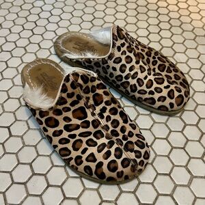Shearling-lined leopard print mules.